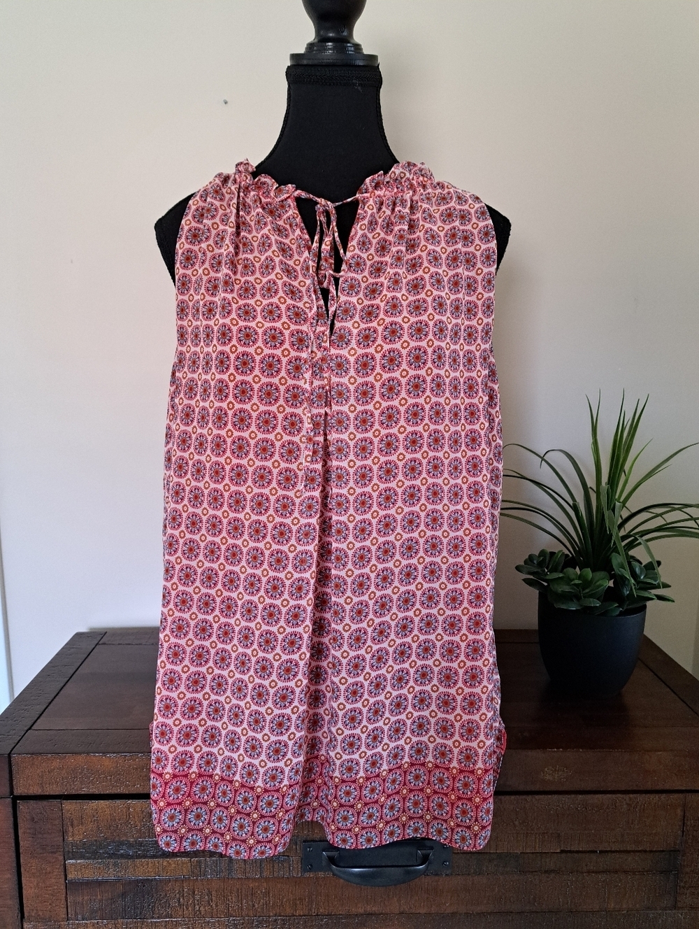 Max Studio Pink Red Printed Sleeveless Blouse Womens Size Large Ruffle Neck